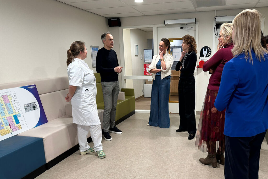 Minister Hermans praat met zorgverleners