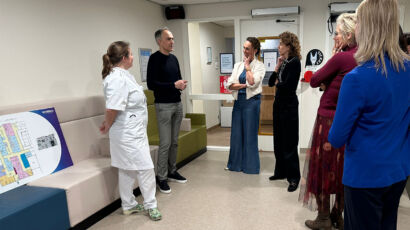 Minister Hermans praat met zorgverleners